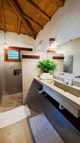 Bilik mandi di Vila dos Macacos Trancoso