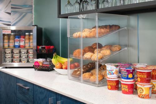 a bakery counter with bread and pastries on shelves at Hotel Keen in Palo Alto