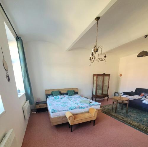 Een bed of bedden in een kamer bij Chateau Moravany - apartmány, teepee a wellness