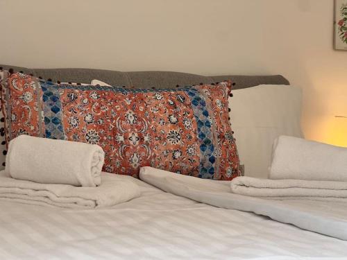 łóżko z ręcznikami i poduszką w obiekcie DLC: exklusive Suite im Zentrum w mieście Bad Pyrmont
