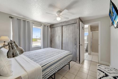 Schlafzimmer mit einem Bett und einem Fenster in der Unterkunft Ocean View House in Holmes Beach