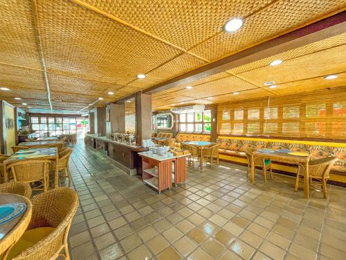 Un comedor con mesas y sillas en un restaurante. en Hotel Nacional Inn Ubatuba - Praia das Toninhas, en Ubatuba