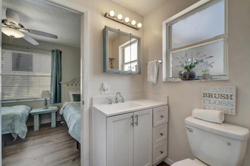 ein Badezimmer mit einem Waschbecken, einem WC und einem Spiegel in der Unterkunft Ocean View House in Holmes Beach