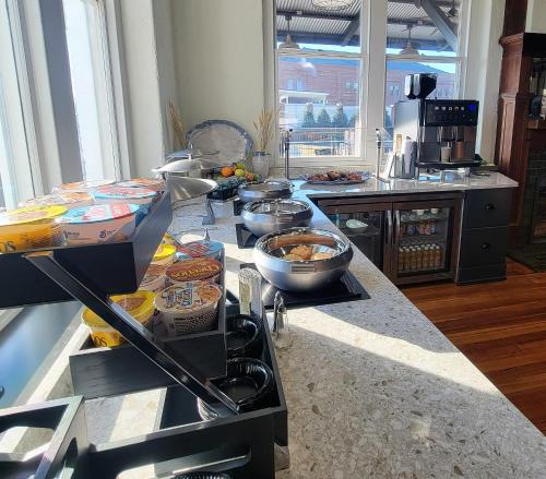 eine Küche mit einer Theke mit viel Essen drauf in der Unterkunft City Mills Hotel in Columbus