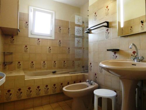 ein Badezimmer mit einem Waschbecken, einem WC und einer Badewanne in der Unterkunft Jancelou in Peyrehorade