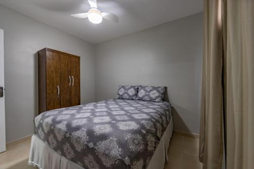 sypialnia z łóżkiem i drewnianą szafką w obiekcie Lindo apartamento 2 quartos com wifi w mieście Rio das Ostras