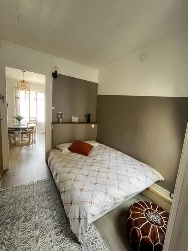 une chambre avec un lit et une table dedans dans l'établissement Appartement Villa La Mésange, à Mers-les-Bains