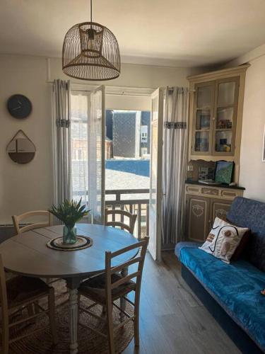 un salon avec une table et un canapé dans l'établissement Appartement Villa La Mésange, à Mers-les-Bains