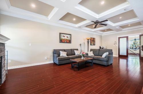 Posezení v ubytování Share Home 1BD suite in Coquitlam