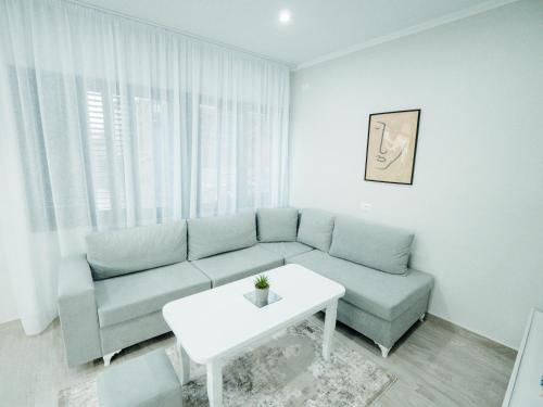 - un salon avec un canapé et une table dans l'établissement Dionis House, à Shkodër