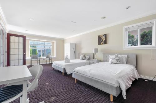 een slaapkamer met 2 bedden en een tafel en stoelen bij Share Home 1BD suite in Coquitlam in Coquitlam