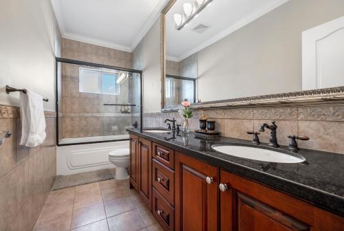 y baño con lavabo y ducha. en Share Home 1BD suite in Coquitlam, en Coquitlam