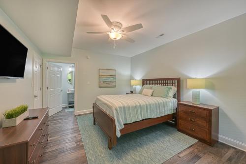 1 dormitorio con 1 cama y ventilador de techo en Emerald Cove, en Moneta