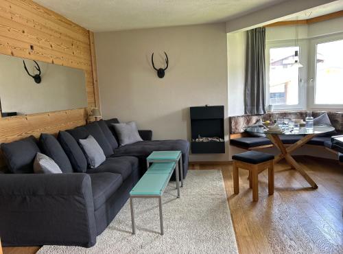 sala de estar con sofá y mesa en Haus Bläsi, en Ehrwald