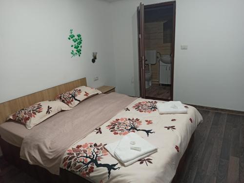 sypialnia z łóżkiem z kwiatami w obiekcie Casa Rodica w mieście Dubova