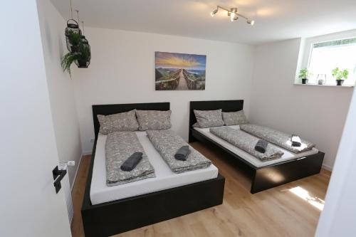 1 dormitorio con 2 camas y sofá en Rhein Domizil mit Rheinblick, en Urmitz