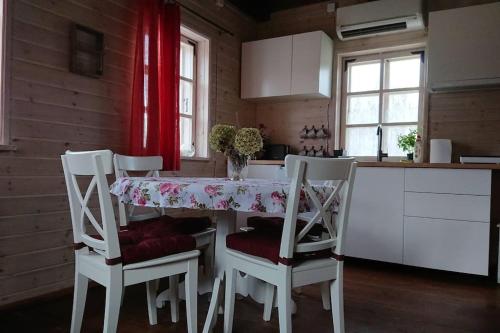 A cozy cottage where you can enjoy the peace of the countryside في سالاكغريفا: مطبخ مع طاولة بأربعة كراسي وكاونتر