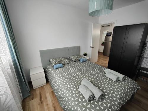 een slaapkamer met een bed met kussens erop bij The Sound Of Ocean Waves in San Agustin