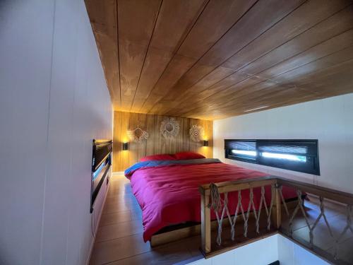 Schlafzimmer mit einem Bett mit Holzdecke in der Unterkunft Canyon Tiny House in Manavgat