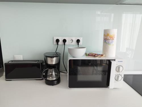 特爾古穆列什的住宿－Grey Diamond，厨房配有咖啡机和微波炉
