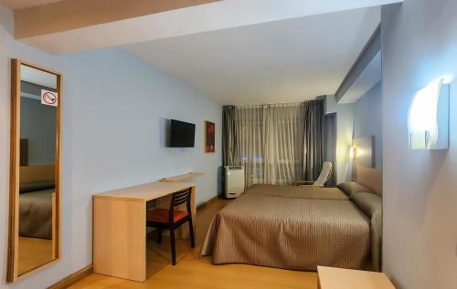 a hotel room with a bed and a desk at Hotel Faranda Express Alisas Santander in Santander