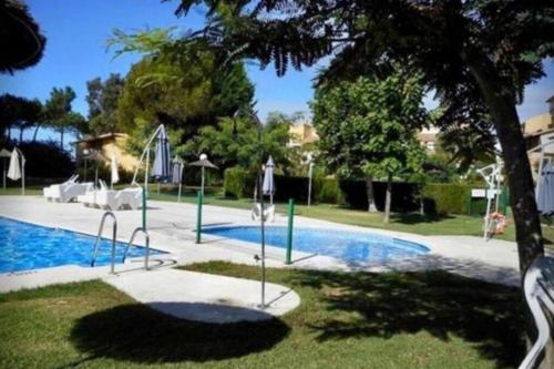 einen Pool mit Spielplatz im Hof in der Unterkunft Palo verde-Golf-Playa-Islantilla in Islantilla