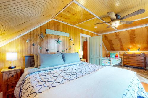 Ένα ή περισσότερα κρεβάτια σε δωμάτιο στο Ocean Shells Cottage