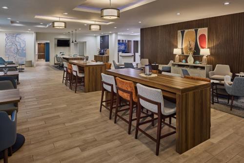Χώρος καθιστικού στο Holiday Inn Express & Suites Charleston DWTN -Westedge by IHG