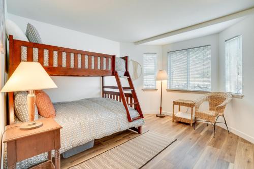 a bedroom with a bunk bed and a desk at Chelan Vacation Rental with Balcony and Views in Chelan