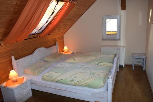 a bedroom with a bed and a window at FeWo Gartenblick in Krummin