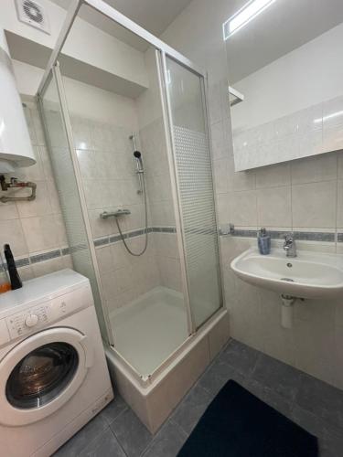 W łazience znajduje się pralka i umywalka. w obiekcie Apartmán Horní Mísečky F11 - Horský svět w mieście Horni Misecky