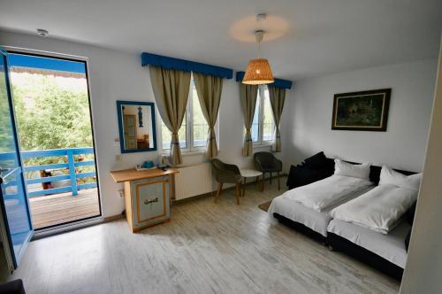 ドゥナバツ・デ・ジョスにあるPension Sharaimanのベッドルーム1室(ベッド1台、デスク、窓付)