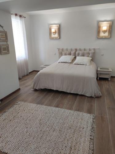 une chambre avec un lit et un tapis au sol dans l'établissement Gîte le domaine de Dolly, à Villeneuve-sur-Lot