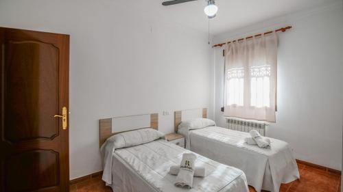 ein Krankenhauszimmer mit 2 Betten und einem Fenster in der Unterkunft HACIENDA LA TOSCANA in Priego de Córdoba