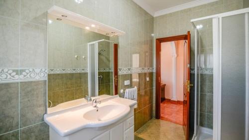 een badkamer met een wastafel en een douche bij HACIENDA LA TOSCANA in Priego de Córdoba