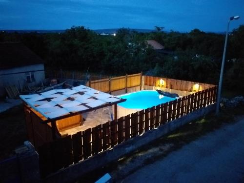 Kolam renang di atau dekat dengan Holiday Home KULAK