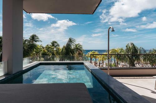 una piscina en un balcón con vistas al océano en Kontiki Beach Resort en Willemstad