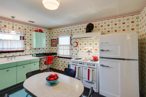 Kuchyň nebo kuchyňský kout v ubytování Retro-Style Home in Ruston Walkable Location!