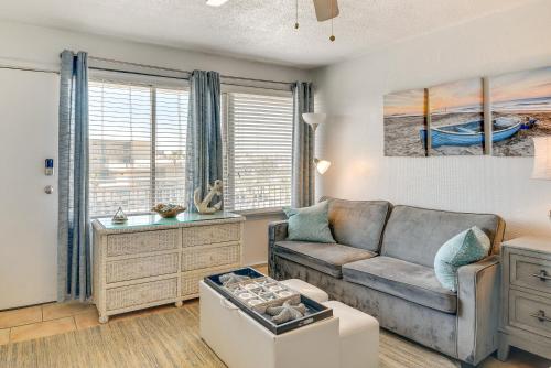 Χώρος καθιστικού στο Daytona Beach Condo with Smart TV, Steps to Ocean