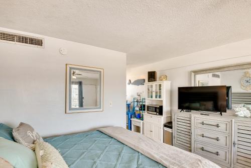 Η κουζίνα ή μικρή κουζίνα στο Daytona Beach Condo with Smart TV, Steps to Ocean