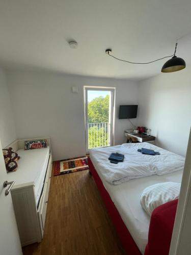 1 dormitorio con 2 camas y ventana en Boutique Zimmer Privat 1-4 Personen en Frankfurt