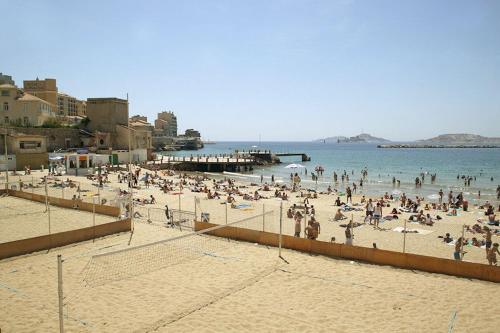 een grote groep mensen op een strand bij Les catalans, vue mer in Marseille