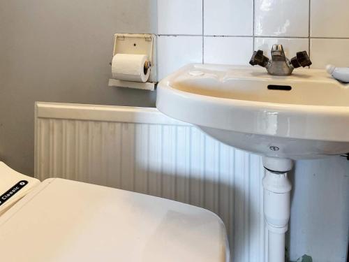 bagno bianco con lavandino e servizi igienici di Holiday home DALARÖ II a Dalarö