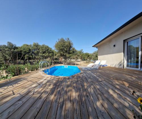 een terras met een zwembad bovenop een huis bij Domaine U Filanciu, Maison Ghjulia avec piscine - Centre Corse in Moltifao