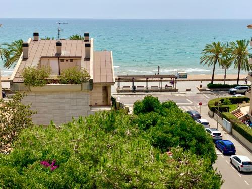 Penthouse w/ sea view, pool & beach