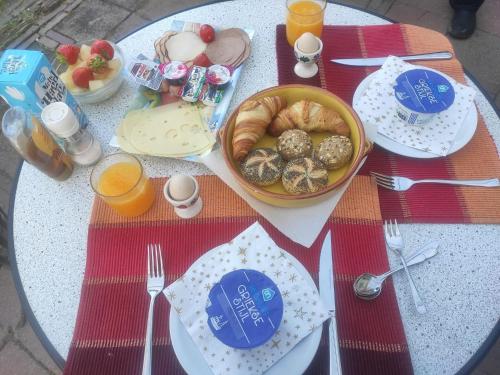een tafel met een bord eten en een kom brood bij Horse and Hound in Riethoven