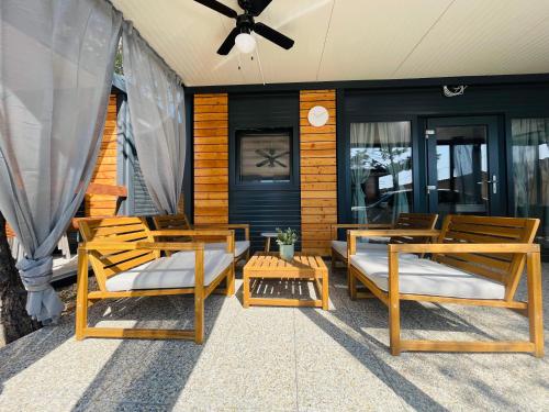 patio con 3 sedie e ventilatore a soffitto di Mobile Home Laura, Privlaka a Privlaka (Brevilacqua)