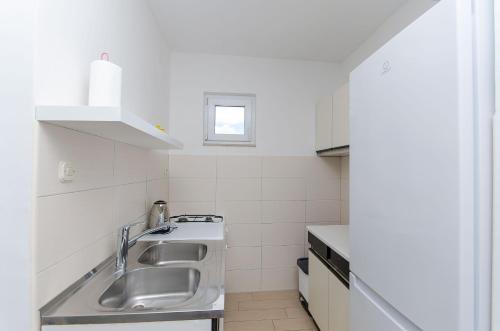 A kitchen or kitchenette at Apartments Liana - VaLa