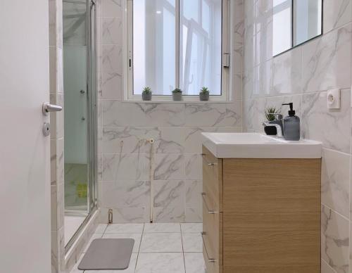 un bagno con doccia, lavandino e specchio di ---The Century---Au Centre d'Annecy ad Annecy