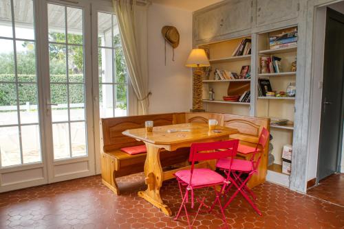 Photo de la galerie de l'établissement Jolie villa avec jardin à proximité de la plage, à La Brée-les-Bains